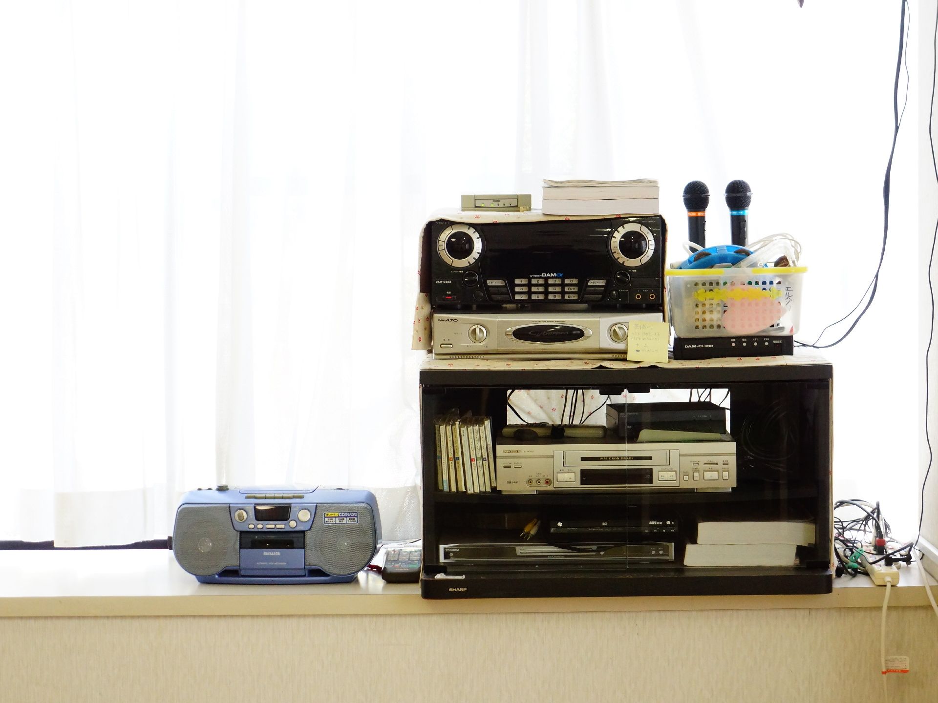 利用者が気軽に使えるようにカラオケセットを完備。また、色々な曲も聞けるようにＣＤ・カセットプレーヤー等も置いてある。