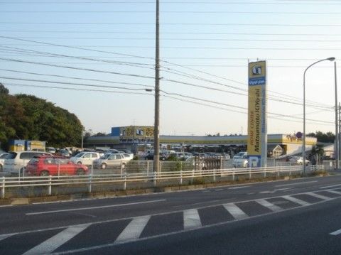 「エルダーホーム新松戸弐番館」の周辺のドラッグストア。日常品が揃っているお店。