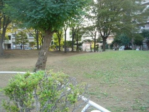「エルダーホーム新松戸弐番館」の周辺の公園。自然の音と子供たちの賑わっている声で、日常風景が楽しめる。