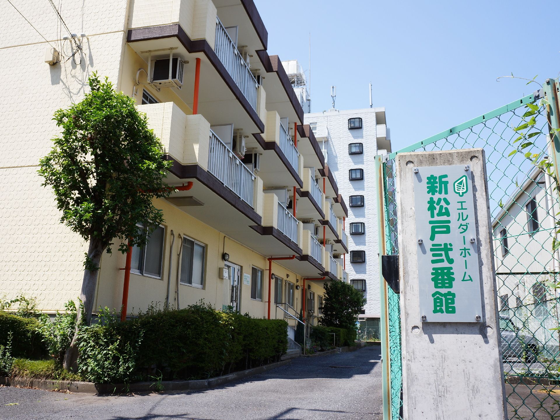 一般向けの集合住宅のような施設の入口に看板を設けている。利用者の家族も迷わずに施設に来ることができる。