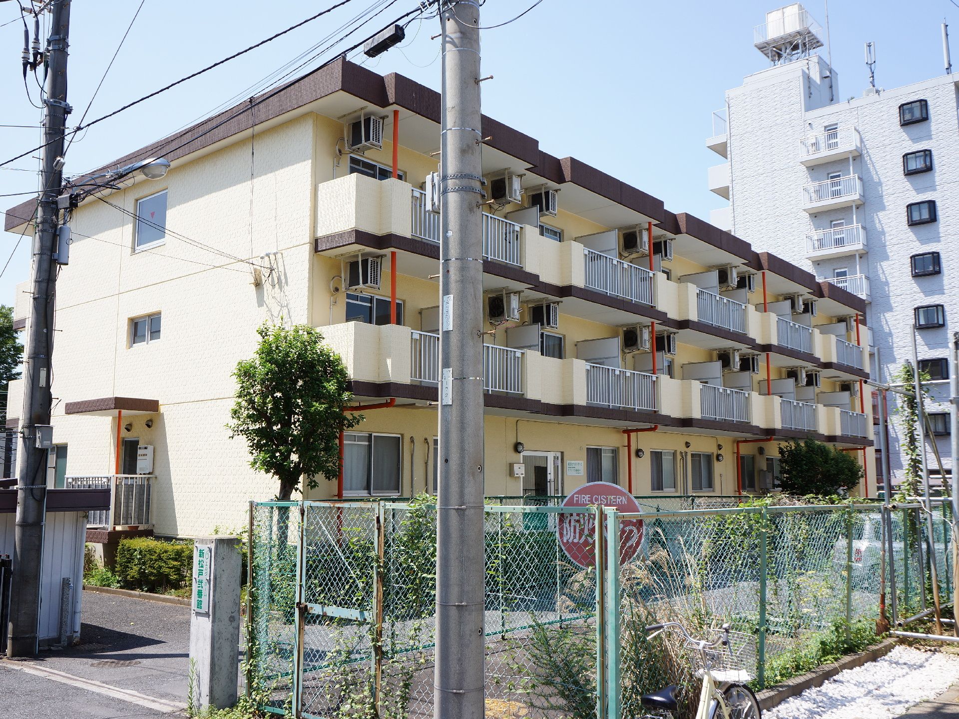施設は3階建ての建物である。外観は明るいベージュとブラウンのツートンカラーで、2階以上にはベランダが設置されている。