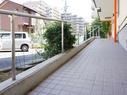 エントランスまでのスロープ