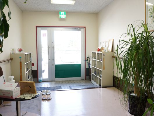 エントランススペースのスロープと観葉植物