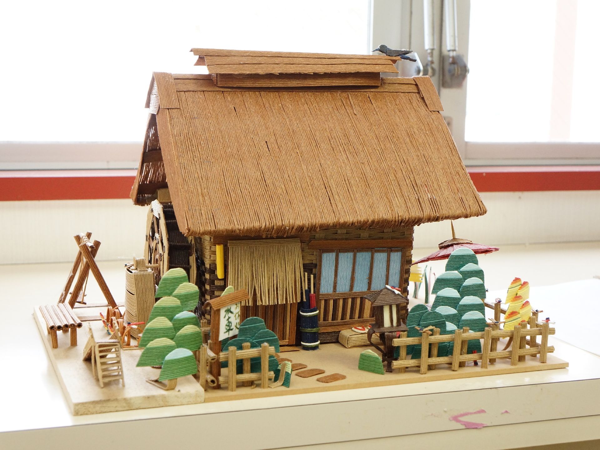 窓際に飾られた作品は昔懐かしい和風建築のお休み処を工作で作った作品である。完成度が高く、立ち止まってみてしまう程である。
