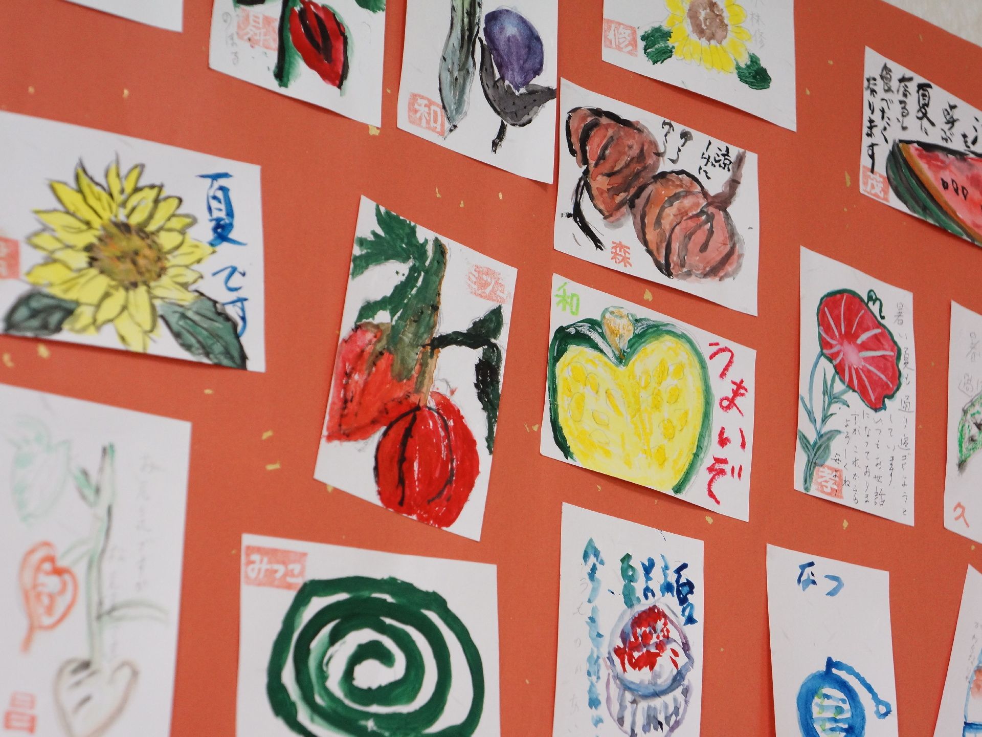 絵手紙は季節を題材にして、好きなものを描いたり、言葉をつづったりするので、頭や手を動かすいい運動になる。