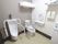 温水洗浄便座付きトイレと男性トイレ、手洗い場が一緒になっているタイプのトイレである。呼出ボタンも設置されている。