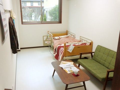 茶色のテーブルがおいてある居室。