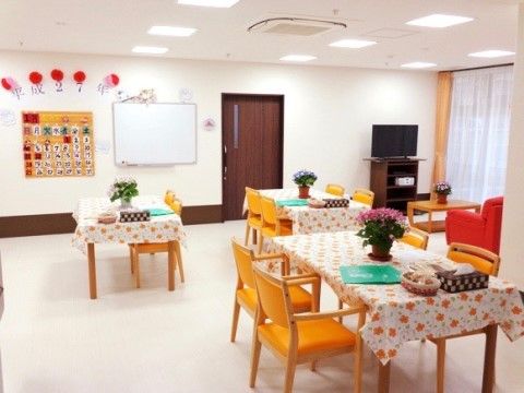 カラフルな装飾、調度品で彩られたリビング・ダイニング。