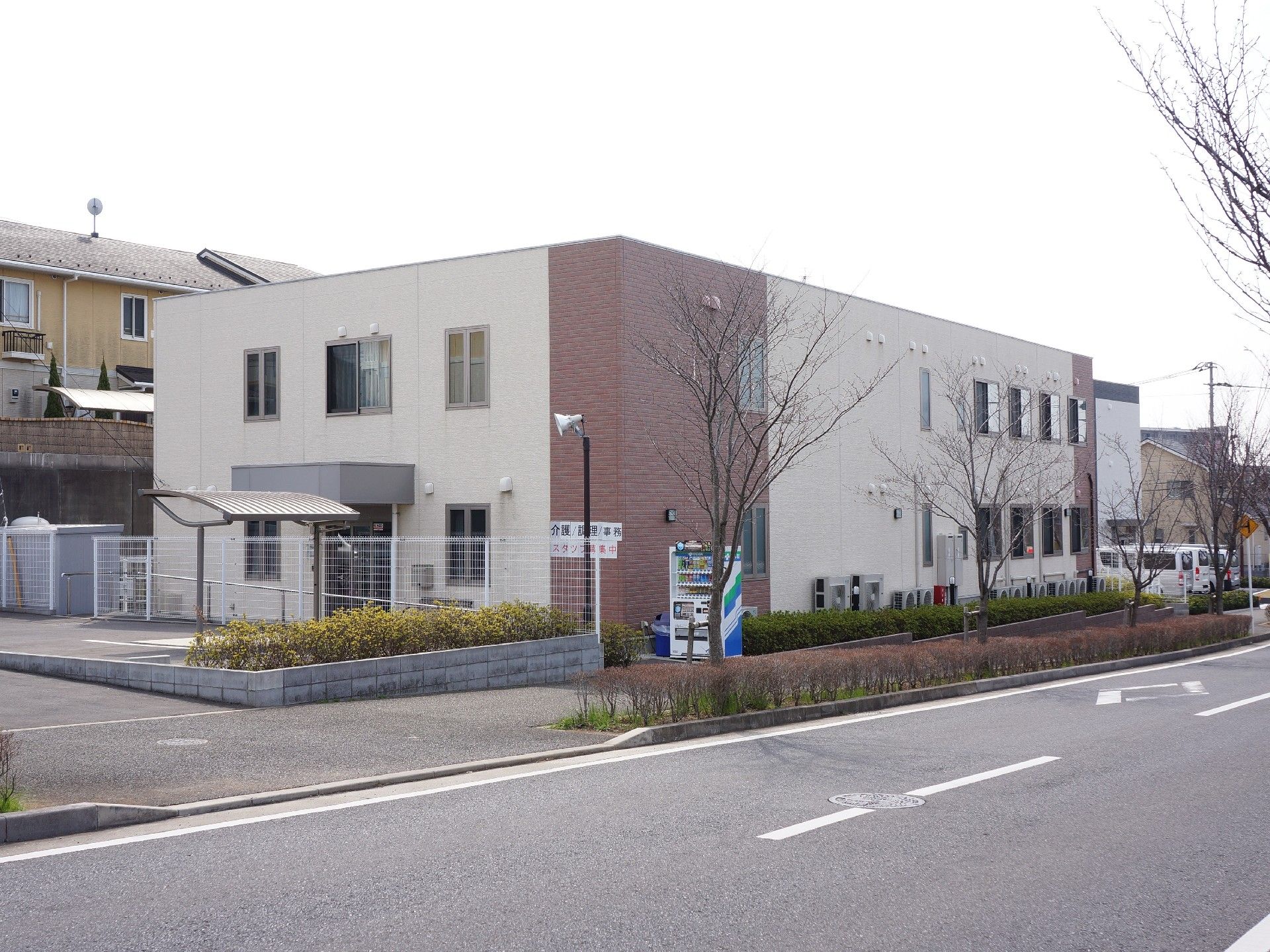 施設は広い道路に面した、白い壁と四隅に茶色のレンガ調の壁となっており、スタイリッシュな外観となっている。