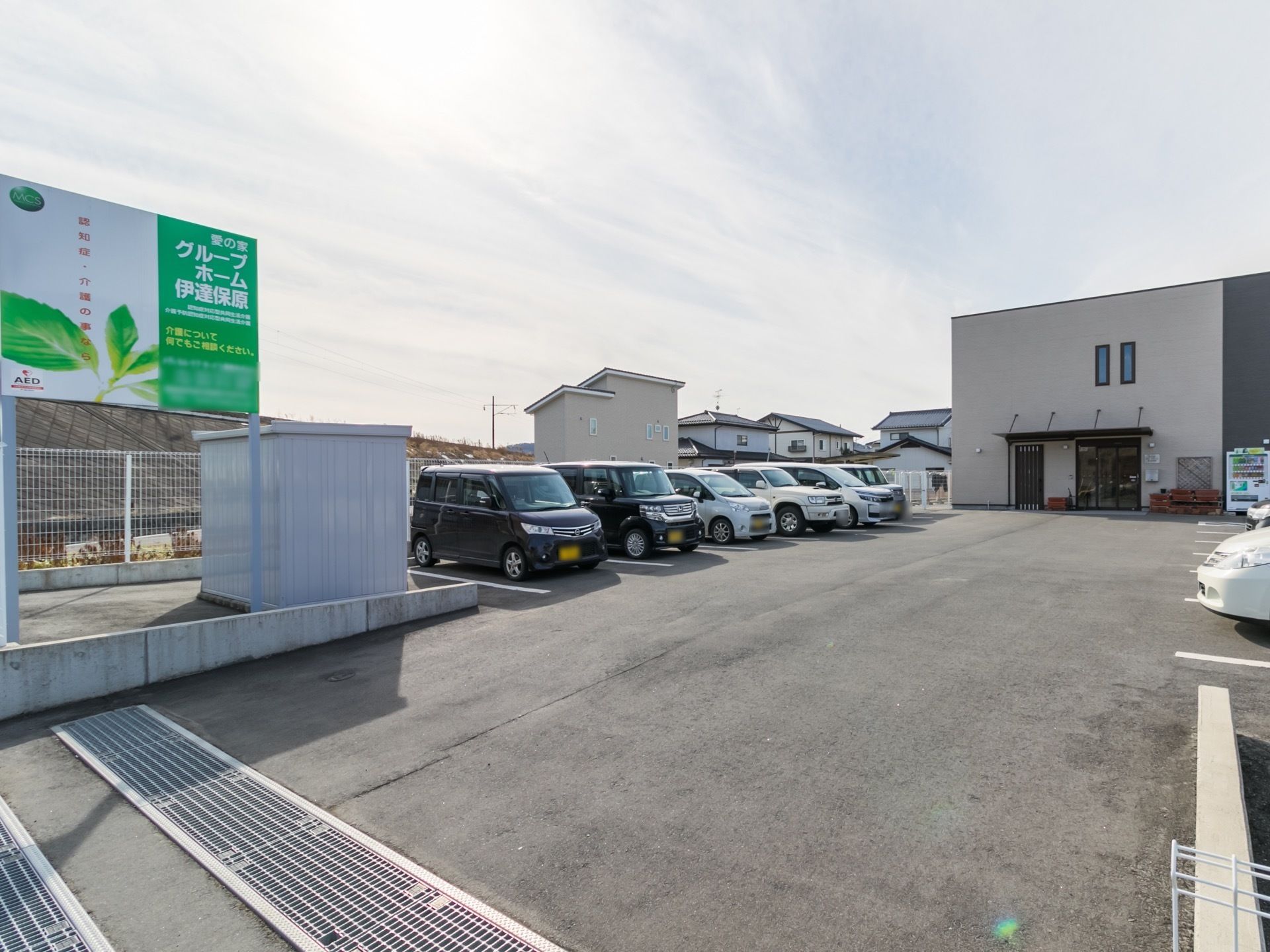 施設入口の両側に10台以上停車できる駐車場を完備している。スペースも広く、施設入口前までゆったり車両が進入できる。