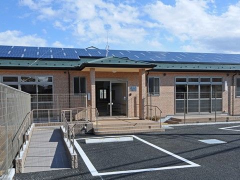 施設は木造平屋建の建物である。左右に手すりが備わったスロープと階段がエントランスに設置されている。建物前に駐車スペースが設けられている。