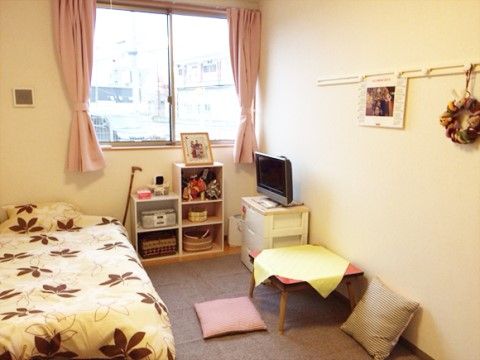 個室の部屋には、ご愛用の家具や品物をお持ち込みいただける。壁にはハンガーフックが備わっており、リースやカレンダーなどを掛けられる。