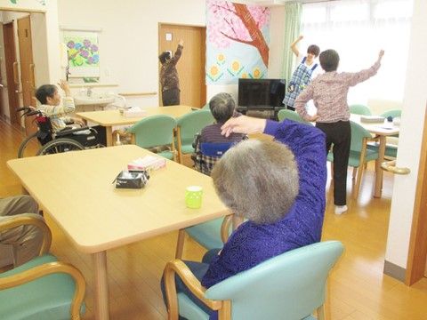 広いリビングは毎日の体操を行う場になっている。衛生面を考慮して、車椅子対応洗面台を壁際に設置している。