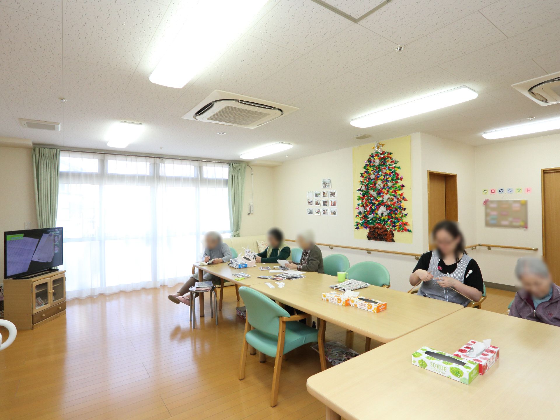 共有スペースのリビングルームには、テーブルや椅子が置かれている。またフロアには大きな窓が用意されている。