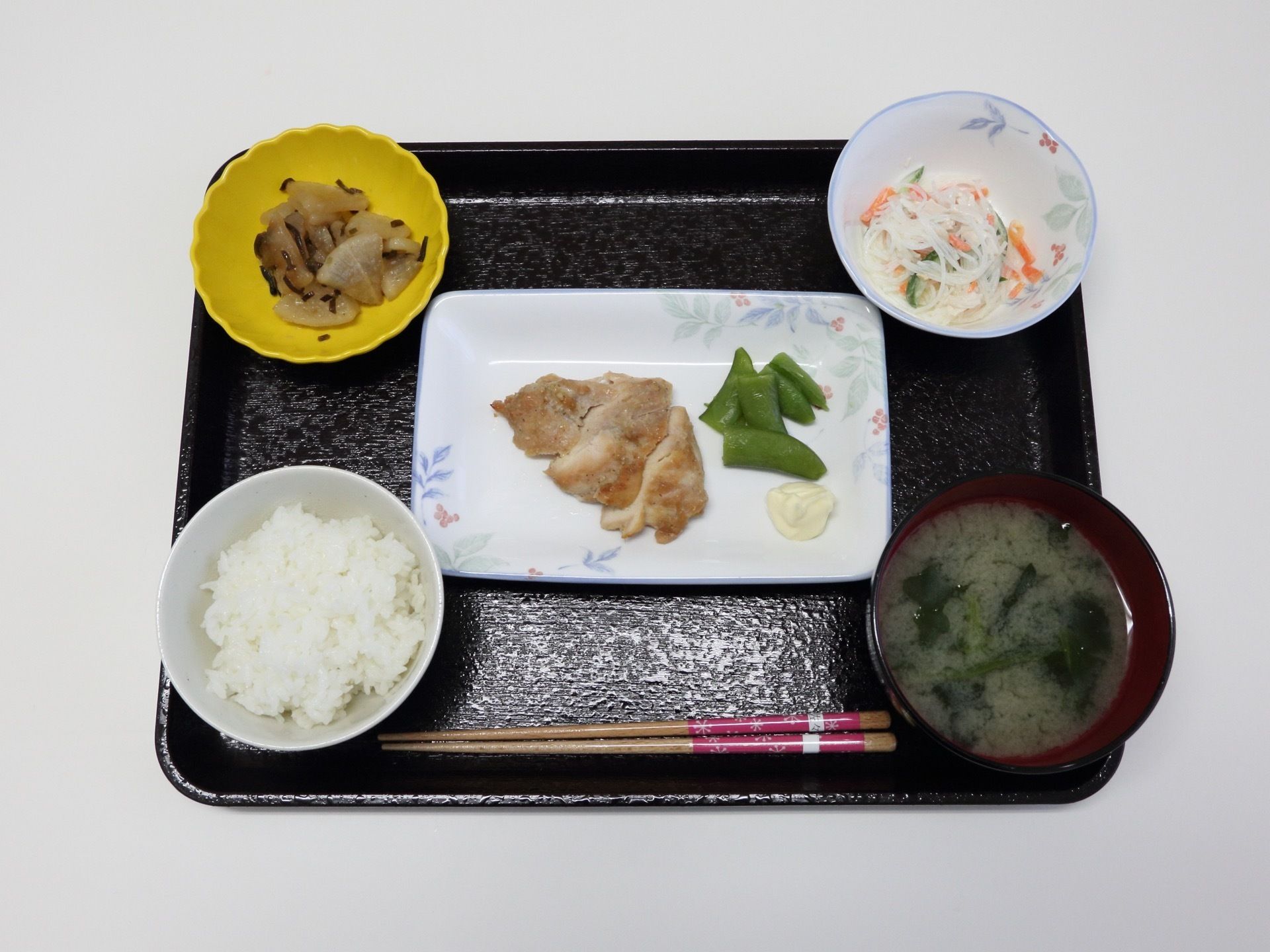 入居者様に提供されている食事は、華やかに盛り付けられていて、健康を考えた栄養豊富なメニューとなっている。