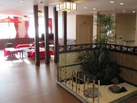 「アンサンブル浜松尾野」のロビー。和風のインテリアを配置した憩いの場。