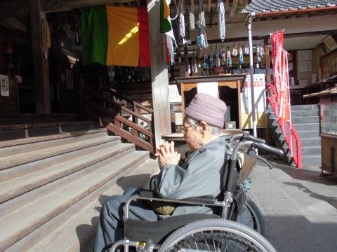 「アンサンブル浜松尾野」の初詣。新年の行事として初詣を実施している。