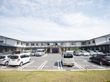 白と黒のコントラストがモダンな雰囲気の建物である。横に幅広く、建物の中央に出入り口が設けられている。