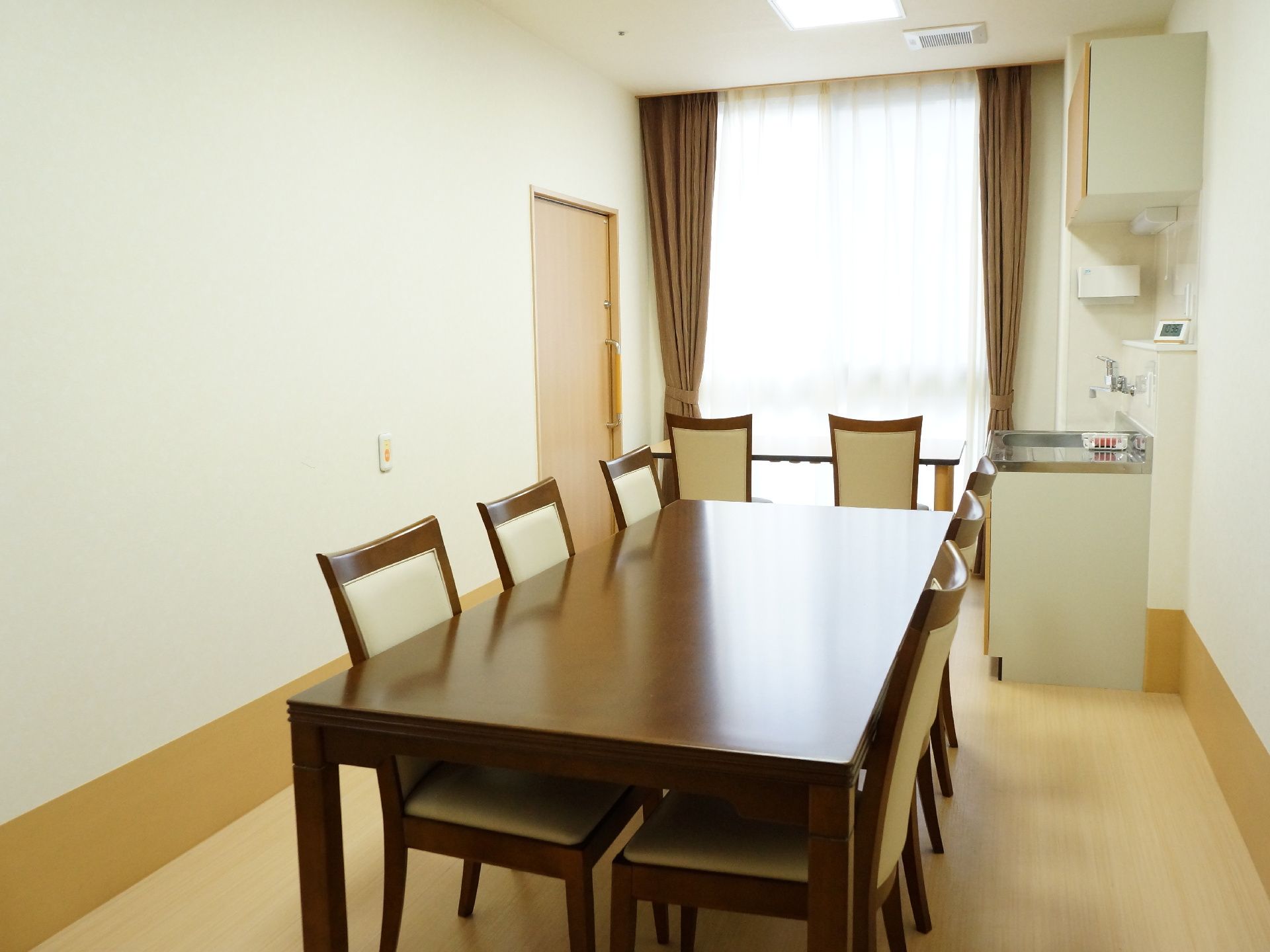 施設内には、面会室が用意されている。室内には、大きな窓がありカーテンがついている。テーブル2台と椅子が8脚ある。