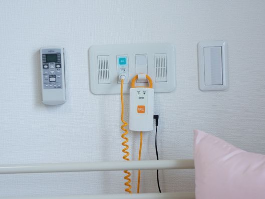 居室ベッド横の壁