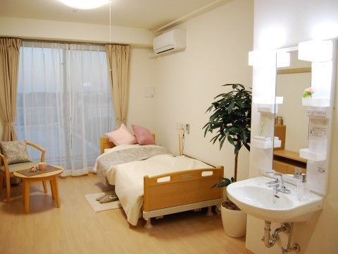高齢者二人が談笑している。