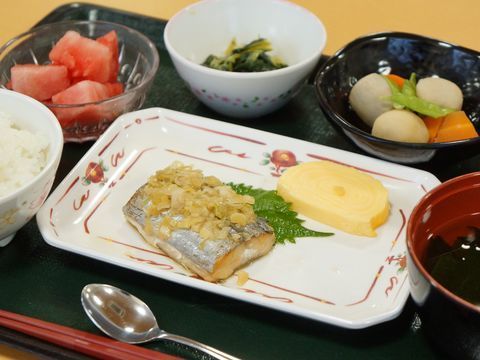 高齢者府二人がご飯を食べている。