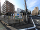都市の街角と住宅地の風景