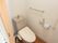 トイレはスライド式のドアになっているので、開け閉めがスムーズである。手すりがついているので、安心して利用できる。
