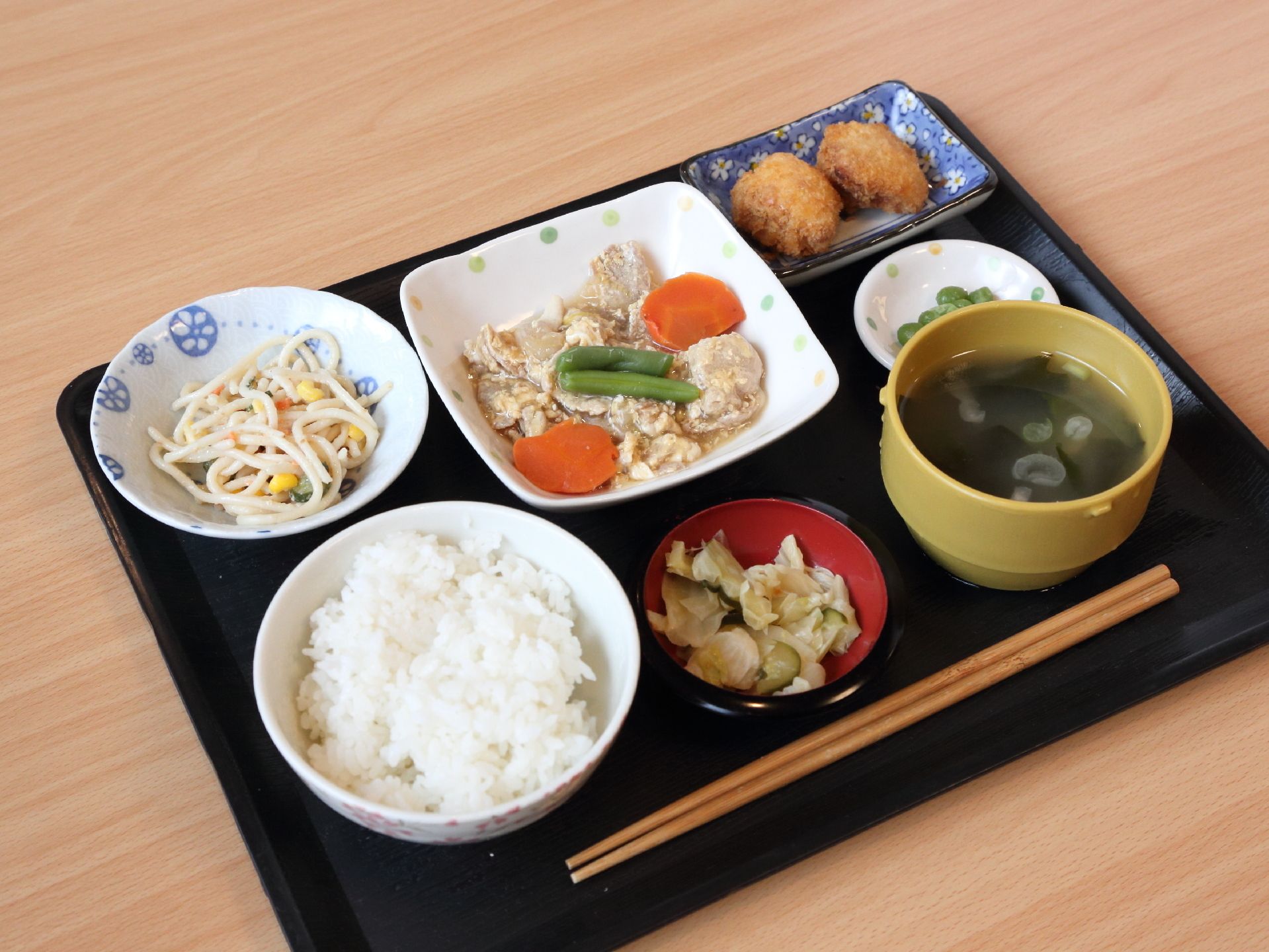 1人分の食事がトレーの上にセットされている。この日のメニューはご飯、味噌汁、煮物、漬物、揚げ物などである。