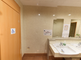 介護施設の洗面所とトイレの様子