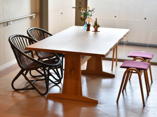 くつろげるテーブルとイス