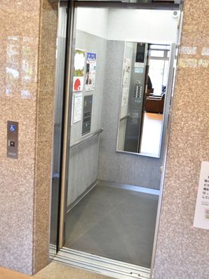 施設にはエレベーターを設置
