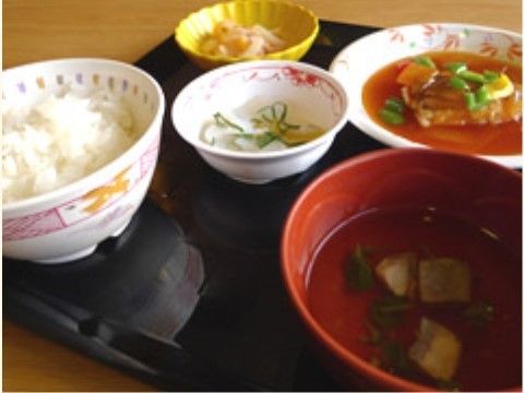 「寿らいふアクアヴィラ香椎浜」のお食事。できたてホヤホヤの美味しい料理が食べられ、健康面にも気を使っている。