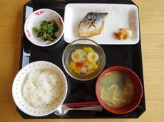 おひたしと焼き魚、ご飯と味噌汁とフルーツのデザート