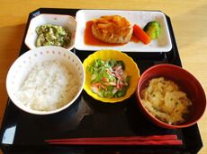 野菜の和え物とハンバーグ、ご飯と味噌汁のセット