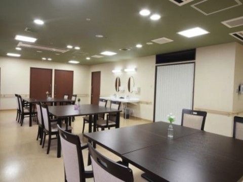 4人掛けのテーブルが複数設置された共有スペース