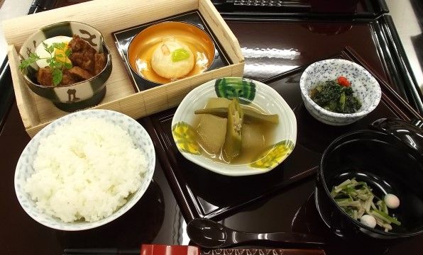 野菜の煮物やおひたし、ご飯と吸い物のセット