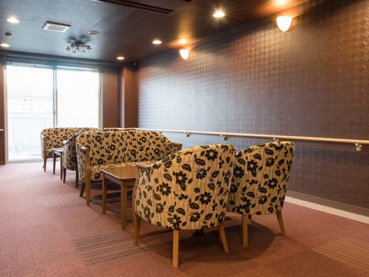 シックな色合いのコミュニティスペース