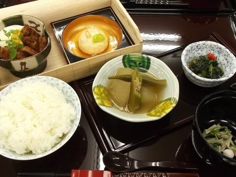 焼き物の器に上品に盛りつけられた料理。小鉢の中にある料理は木の芽が添えられるなど、どれも彩り鮮やかで目にも嬉しい。