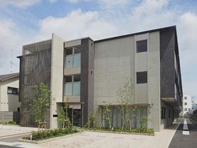 「グランメゾン迎賓館京都桂川」外観。キレイな緑色の樹木が所々に育っており、非常に見栄えの良い施設となっております。