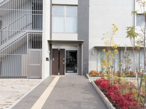 「グランメゾン迎賓館京都桂川」正面玄関。入口までの道のりは、段差もなくフラットな道のりとなっているので、スムーズな移動が可能です。