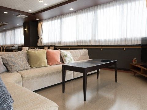 「グランメゾン迎賓館京都桂川」リビングルーム。座り心地の良いソファが配された談話スペースです。