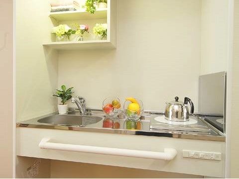 「グランメゾン迎賓館京都桂川」居室キッチン。安心・安全のためのＩＨコンロをご用意しました。