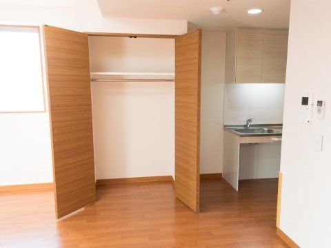 「グランメゾン迎賓館京都桂川」居室クローゼット。余裕のあるスペースが確保されています。