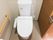 居室のトイレは開け閉めが楽なスライド式を採用している。立ち座りの際は、壁に設置された手すりに掴まって体を支えていただける。