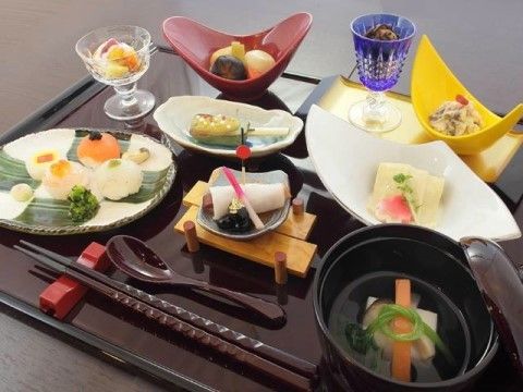 「グランメゾン迎賓館京都桂川」お食事。イベント行事にふさわしいお料理がお盆に配膳されています。