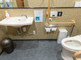 バリアフリーのトイレ設備が備わる空間