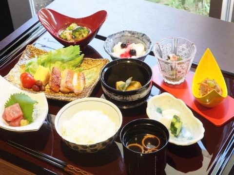 刺身の盛り合わせとごはんと味噌汁のセット