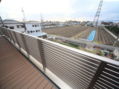 ベランダの柵はプライバシーに配慮した中が見えにくいタイプのもの。そこからの眺めはさえぎる物がなくなく見晴らしがいい。