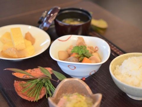 煮物や、卵焼き、お味噌汁、ごはんといった、専属のシェフが作る栄養バランスの取れた食事を摂ることができます。